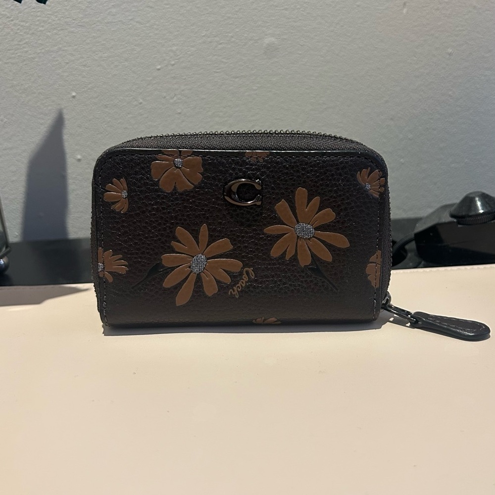 Coach essential small zip around card case